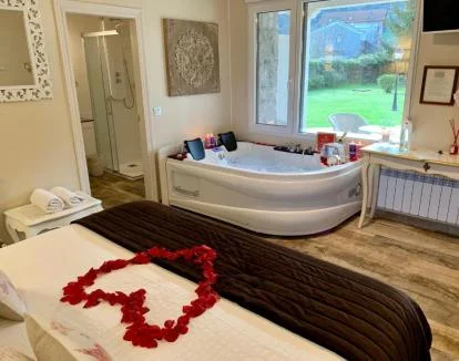 Foto de la Suite Deluxe con jacuzzi privado cerca de la cama.