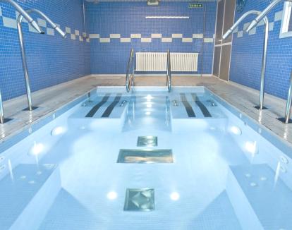Foto del centro de bienestar del hotel con piscina de hidroterapia y sauna.