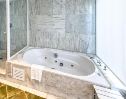 Foto de la Habitación Doble Superior con jacuzzi privado en el baño.