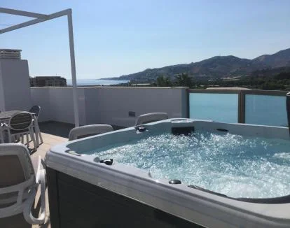 Foto del jacuzzi privado al aire libre con hermosas vistas.