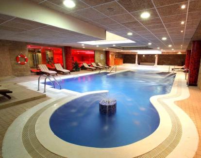 Foto de la piscina de hidroterapia con zona de relajación.