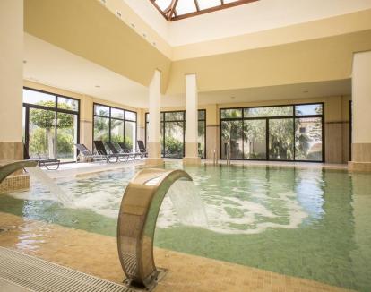 Foto del centro de bienestar del hotel con piscina cubierta y chorros de agua.