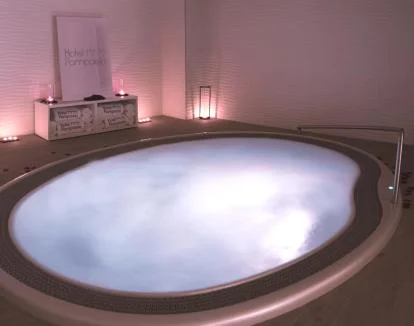 Fotos del acogedor spa con sauna y fuente de hielo.
