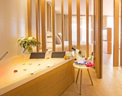 Foto de la elegante Suite Deluxe con jacuzzi y vistas al mar.