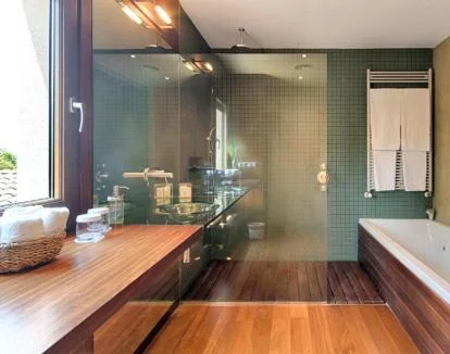 Foto de la Suite Deluxe con jacuzzi privado y hermosas vistas a la naturaleza.