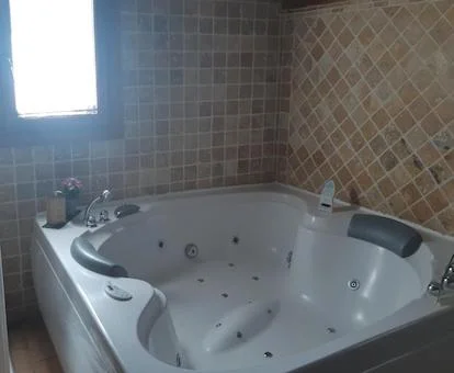 Foto de la bañera de hidromasaje para dos personas donde se puede ver los agujeros en el fondo y los laterales para los tratamientos de hidroterapia.