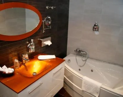 Foto de la Habitación Doble Superior con jacuzzi privado y balcón con vistas a la montaña.