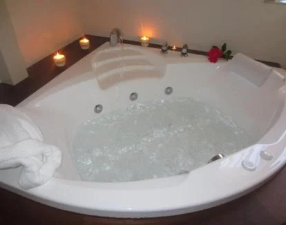 Foto de la amplia Suite con jacuzzi privado y vistas a los Picos de Europa.