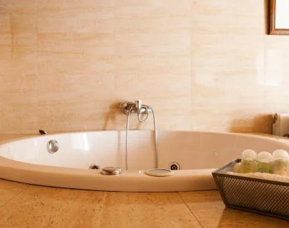 Foto de la acogedora Suite con jacuzzi privado y sala de estar.