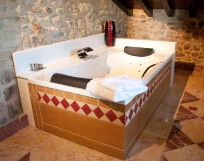 Foto del jacuzzi privado de estilo rústico de la Suite del alojamiento.