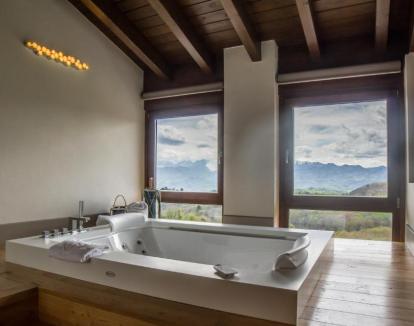 Foto de la Suite Premium equipada con un impresionante jacuzzi privado con vistas a la naturaleza.