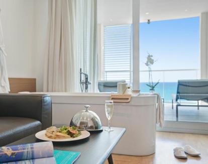 Foto de la Suite Junior con jacuzzi privado y terraza con vistas al mar.