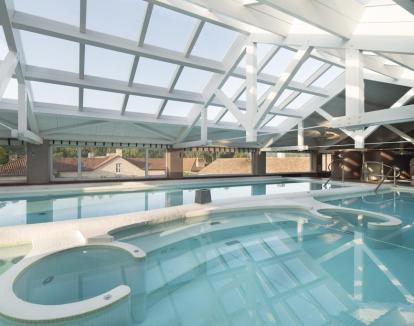 Foto del spa con piscina de hidroterapia y jacuzzi.