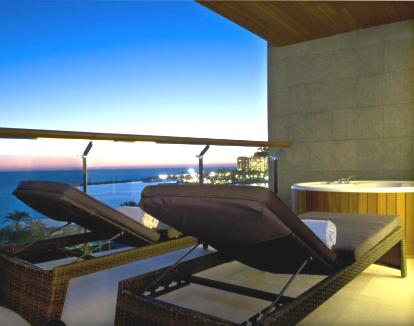 Foto de la Suite de dos dormitorios con jacuzzi privado en una terraza con vistas al mar.