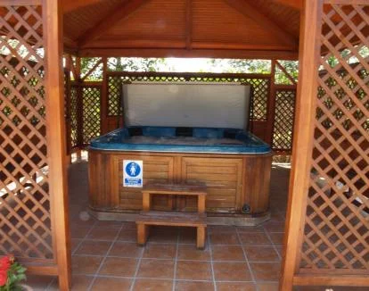 Foto del jacuzzi con vistas al jardín de este maravilloso resort rural.