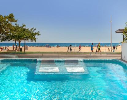 Foto de la piscina con camas de agua al aire libre y vistas al mar.
