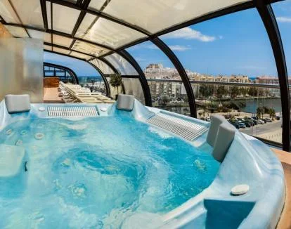 Foto del jacuzzi del hotel con vistas a la ciudad.