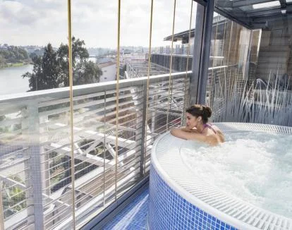 Foto del spa del hotel, que tiene jacuzzi con vistas al río.