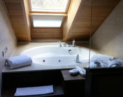 Foto de la Suite con cama extragrande y jacuzzi privado.