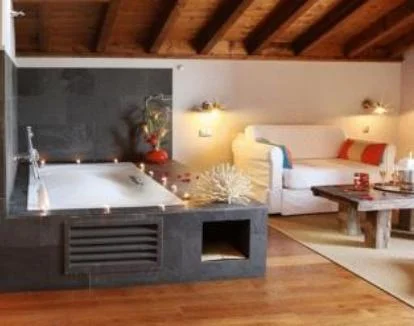 Foto de la Suite con un ampli jacuzzi cerca de la cama.