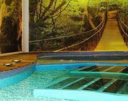 Foto del spa con sauna y bañera de hidromasaje.