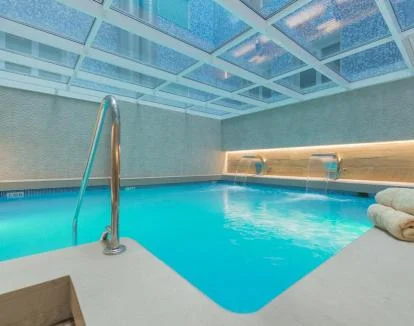 Foto del spa del hotel con piscina cubierta y ducha de sensaciones.