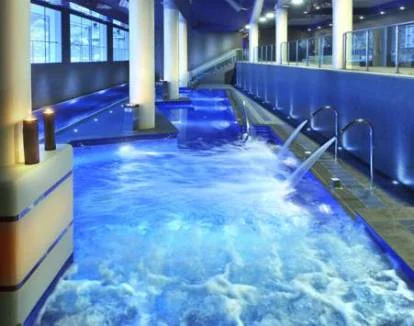 Foto del centro de bienestar del hotel con piscina de hidroterapia.
