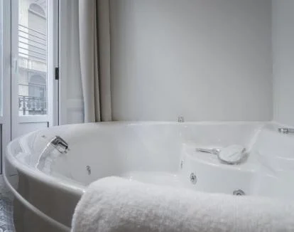 Foto de la Habitación Doble con jacuzzi privado y minibar.