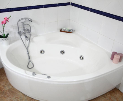 Foto de la bañera de hidromasaje que se encuentra enla habitación doble del hotel A Posada
