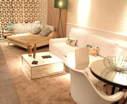 Foto de la suite con bañera de hidromasaje cerca de la cama que se encuentra en el aparthotel AB Design Suites