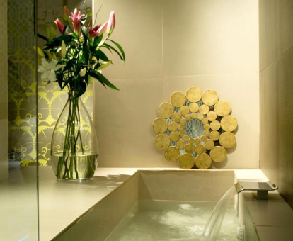 Foto de la bañera con cascada que se encuentra en la suite junior del Abalú Boutique & Design Hotel