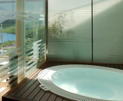Foto del jacuzzi con vistas a la playa que se encuentra en el hotel Abba Playa Gijón