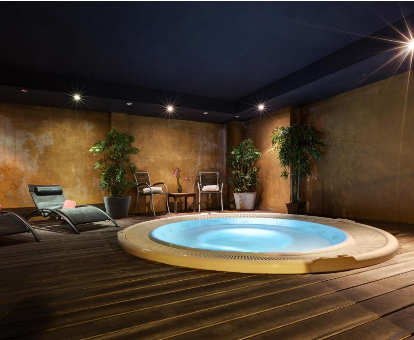 Imagen de la bañera de hidromasaje ubicada en la azotea del hotel Acevi Villarroel