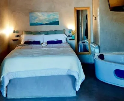 Foto de la suite con bañera de hidromasaje en la habitación del Alberg Taull