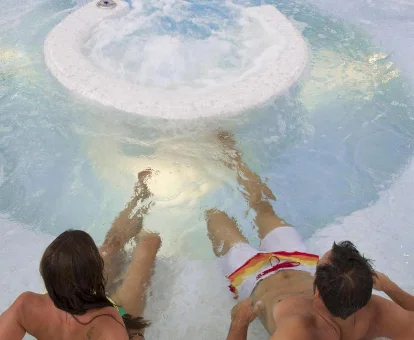 Foto de una pareja relajándose en el jacuzzi del spa que se encuentra en el hotel solo para adultos ALEGRIA Palacio Mojacar