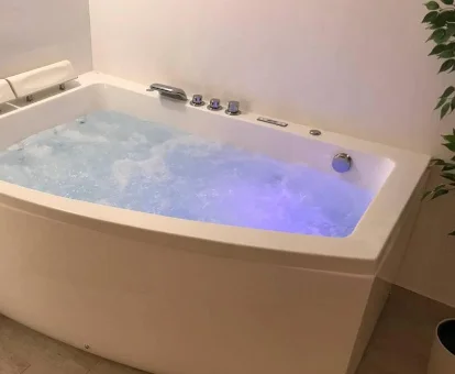 Foto de la bañera de hidromasaje para dos personas del Apartment with Jacuzzi Fast internet Free Wifi 
