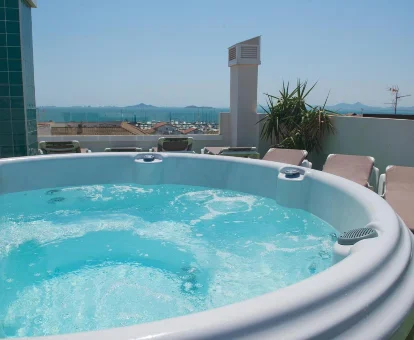 Foto del jacuzzi en la azotea de Apartamentos 525 

