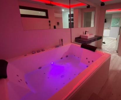 Foto de la bañera de hidromasaje con juego de luces sel Apartamentos Las 7 Esencias

