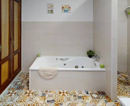 Foto de la bañera de hidromasaje de uno de los Apartamentos Oncemolinos Traslado 
