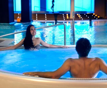 Foto de una pareja en el jacuzzi del spa que se encuentra en el AR Diamante Beach Spa Hotel 
