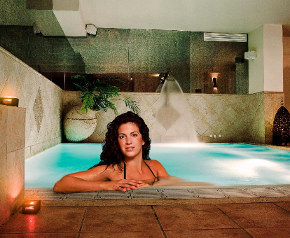 Foto de una chica en la piscina cubierta del spa que se encuentra en el establecimiento Arte Vida Suites & Spa
