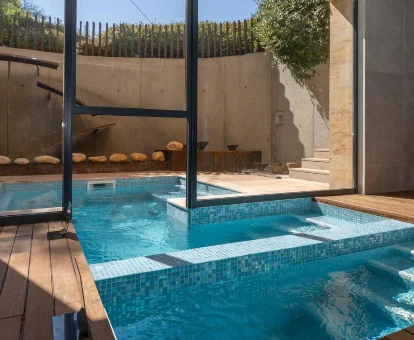 Foto de la piscina mixta de interior y exterior que se encuentra en el Hotel ARTIEM Asturias de Quintueles