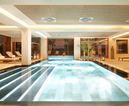 Foto de la piscina cubierta que se encuentra en el Asia Gardens Hotel & Thai Spa, a Royal Hideaway Hotel
