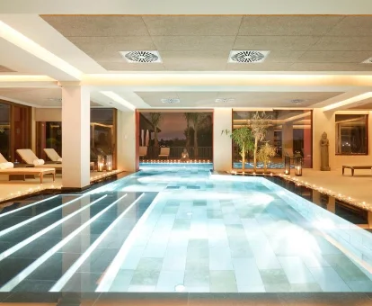 Foto de la piscina cubierta que se encuentra en el Asia Gardens Hotel & Thai Spa, a Royal Hideaway Hotel 
