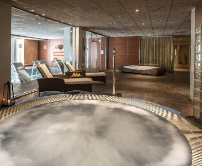 Foto del jacuzzi con tumbonas en el spa del hotel Barceló Costa Ballena Golf & Spa 
