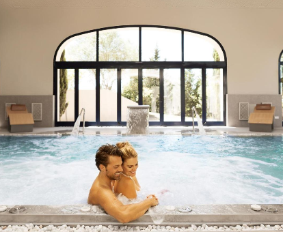 Foto de una pareja en la piscina de hidromasaje del hotel Barceló Montecastillo Golf
