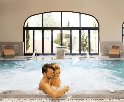 Foto de una pareja en la piscina de hidromasaje del hotel Barceló Montecastillo Golf 
