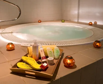 Foto del jacuzzi con velas aromáticas y un set de bienvenida que se encuentra en el Blaumar Hotel de Salou