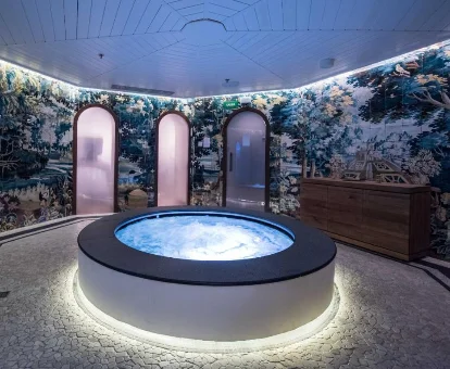 Foto del jacuzzi redondo con chorros de agua y juego de luces que se encuentra en el spa del Bless Hotel Madrid - The Leading Hotels of the World