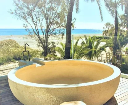 Foto de la bañera de piedra que se encuentra en la Habitación Doble Deluxe Superior del Botaniq Hotel Boutique 
